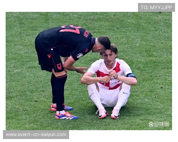 终场哨响，克罗地亚老将莫德里奇跪地掩面告别欧洲杯。