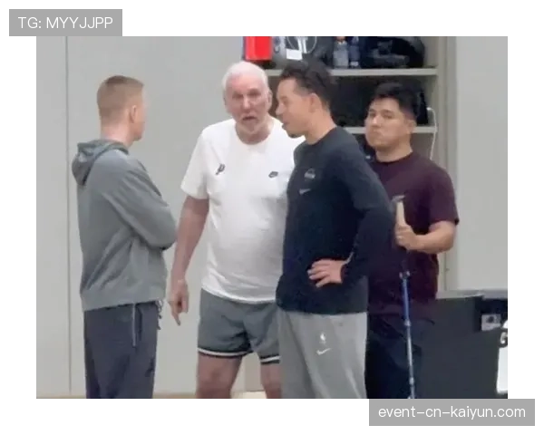 场边的格雷格·波波维奇——马刺抢七大战前夜，他在训练馆的白板上画了什么？